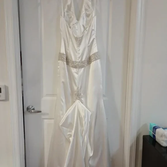 Gorgeous beautiful shape used Galina Signature Wedding gown Ivory, halter Size 6 - Picture 6 of 11